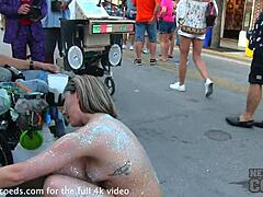 Lepe gole dekleta v bikinijih divji na ulicah Key West Floridas Fantasy Fest 2018