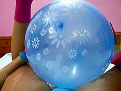Den fula blonda styvsystern njuter av att få en ballong i den här nya viralvideon