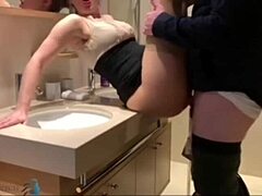 Una coppia amatoriale diventa selvaggia in bagno con un grosso cazzo