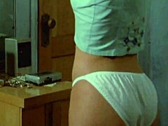 La star dei film blu Susanna Hoffs in una classica scena di biancheria intima del 1987