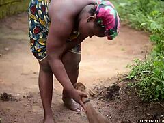 En afrikansk husmor nyder sex udendørs med sin svigerbror