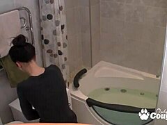 Un voyeur capture une adolescente maigre prenant un bain sur caméra cachée