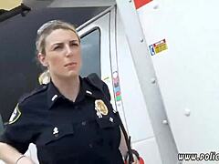 Video HD di polizia che ficca il naso in un taxi finto