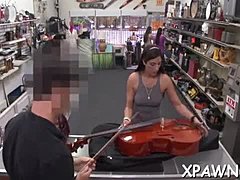 Момиче аматьор получава си мокра вагина чука в магазин