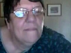 Bunica amatoare matură devine obraznică pe webcam