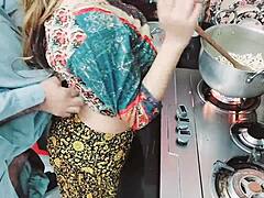 En indisk fru blir knullad i rumpan av sin man medan hon lagar mat