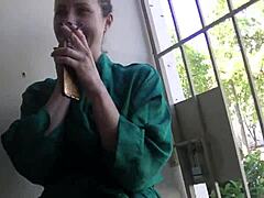 De man ziet Helena Price roken en drinken in een fetisjvideo