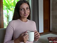 Malá brunetka z zoznamky je pozvaná na čaj a robí orálny sex