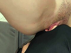 Facesitting amador leva a um orgasmo forte com lamber a boceta