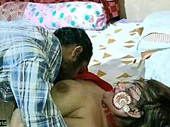 الجنس الخشن مع امرأة هندية ثديها الطبيعي محلوق في مشهد جنسي خشن