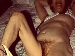 Vintage zralá kráska: chlupaté a svůdné vintage porno video