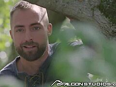 Svalnatý fešák dostane zadok natiahnutý neznámym mužom vo videu z Falcon Studios