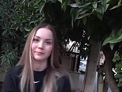 Oklamaný krásnymi prsiami a tesnou kundičkou v španielskom vonkajšom videu