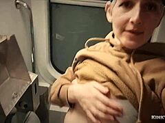 Masturbacja na zewnątrz w pociągu