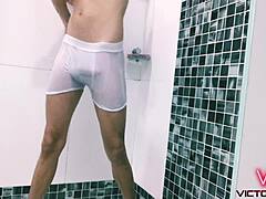Ragazzo gay di 18 anni si gode una doccia calda in bianco