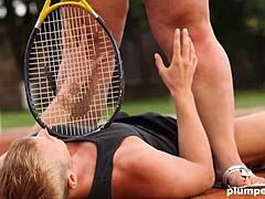 Curvy hottie gives a submissive blowjob on the tennis court