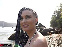Gros plan sur le trou du cul d'une brésilienne chaude dans une vidéo de sexe en POV sur la plage