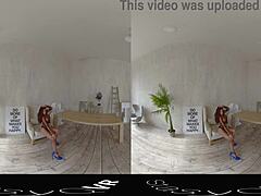 נערה עם קעקועים בגרבי גוף מפנקת ומפשטת את עצמה מול מצלמת 180 VR