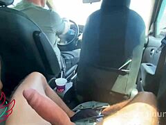 Η απιστούσα σύζυγος δίνει στοματικό σε έναν άγνωστο σε ένα αυτοκίνητο, με αποτέλεσμα ένα cumshot προσώπου