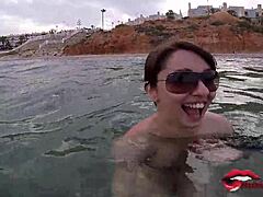 Мириам Прадо наслаждается членом мужчины на общественном пляже