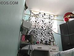 Une caméra cachée capture la rencontre anale extrême d'une femme