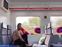 Lelaki Eropah memamerkan tubuh atletiknya di atas perjalanan kereta api yang berani