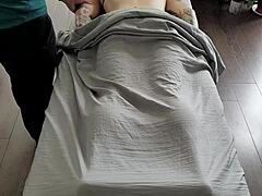Tätowierte Massage-Babe zeigt sich dem Masseur beim zweiten Termin mit Massageviper aufreizend