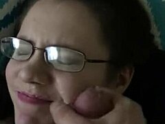 Una mujer checa con gafas pide una eyaculación facial después de hablar sucio