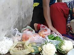 Gadis India berambut merah dalam pakaian seksi menjual sayur-sayuran kepada orang asing yang lapar
