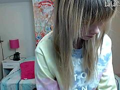 O frumoasă brunetă se folosește de degete și jucării în timpul unui spectacol pe webcam