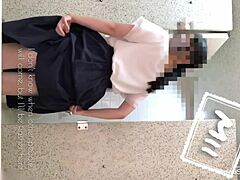 Uma garota japonesa com um grande traseiro se masturba em um banheiro público