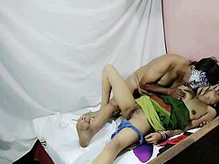 Indická nevlastná matka sa oddáva nohám v desi štýle so svojím synom