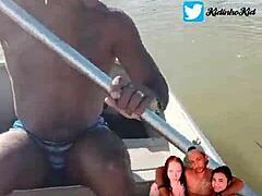 18-vuotias ruskeaverikkö on tuhma veneessä kalastajan kanssa