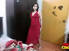 Sonia, eine indische Milf, zeigt ihre großen Brüste, während sie sich auszieht und in einem roten Nachtkleid tanzt