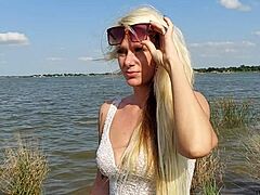 Cynthia Tazer, krásna blondínka, predvádza svoje schopnosti na verejnosti