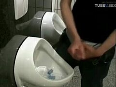 En barmfagre brunette giver oralt og sluger sæd på et offentligt toilet