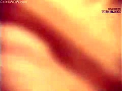 Abi Timuss, una mujer de ébano amateur, se masturba vaginalmente ante la cámara