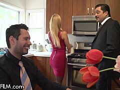 Мушкарац гледа како његова жељна жена Алексис Фокс снажно јебе свог шефа у Ђавољевом филму