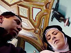Η ισπανίδα καλόγρια Raymunda ομολογεί τις υγρές φαντασιώσεις της σε έναν ιερέα σε ένα ερωτικό βίντεο
