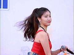Sexy asiatisk jente blir ned og skitten i en varm camgirl-video