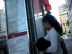 Délicieuse halte d'autobus: caméra cachée de Thick Honeys