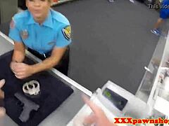 Eine versteckte Kamera erfasst, wie eine Polizistin von einem Pfandleiher gezielt behandelt wird