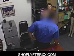Vigilant vagt knepper lille brunette teen shoplifter efter aftale
