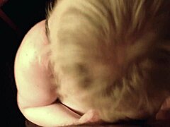 Busty blondine Jenna Jaymes tar på seg en stor kuk og blir dekket av sæd
