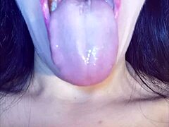 Video casero de un joven aficionado jugando con la boca y el fetiche de la garganta