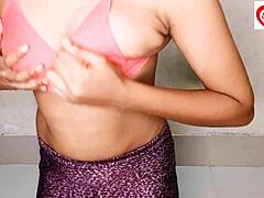 Gadis India menikmati seks anal dengan brinjal di alat kelaminnya yang manis