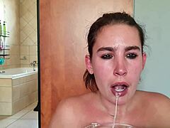 Wanita amatur dengan dildo dua hujung tenggorokan dalam dan fetish air liur