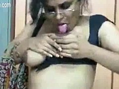 Guru India mempamerkan kemahiran membangkitkan ayam jantan dalam video seks desi ini