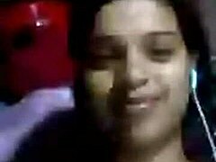Rakhis hot assam pige viser sine bryster og fisse i et videokald