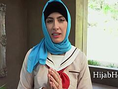 Uma garota árabe com hijab recebe uma lição de sexualidade
